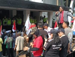 Massa “Koalisi Mata Publik” Bersama Pekerja Dan Tenant Usaha Desak Pemkot Palembang Satpol PP,Segerah Segel Parkir Rajawali Village Diduga Ilegal 