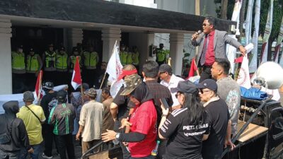 Massa “Koalisi Mata Publik” Bersama Pekerja Dan Tenant Usaha Desak Pemkot Palembang Satpol PP,Segerah Segel Parkir Rajawali Village Diduga Ilegal 