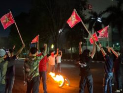 Aksi LMND Sumsel Bakar Ban Di Simpang 5 DPRD Provinsi Dini Hari: Rezim Saat ini Telah Buta !