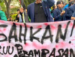Aliansi BEM Bogor Raya menggelar aksi damai di depan Istana Bogor