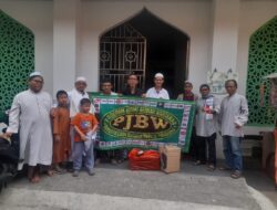 Sasar ke Pemukiman Padat, Jumat Berkah Wartawan Banyak Diserbu Bocah Cilik dan Emak-emak