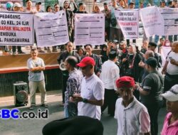 Akses Jalan Cinde Ditutup, Warga Geruduk Kantor Wali Kota Palembang: “Kami Mau Dipertemukan dengan Wali Kota dan Thamrin Brothers”
