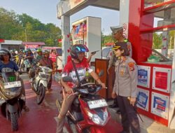 Kapolres Wanita InI Turun Langsung Pantau Antrian BBM, Pastikan Pelayanan Dan Arus Lalu Lintas Tetap Lancar 