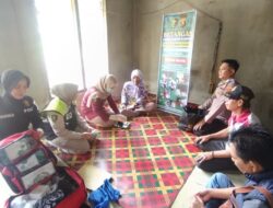 Polsek Pulau Rimau Bersama Sidokkes Polres Banyuasin Salurkan Bansos dan Berikan Layanan Kesehatan Gratis