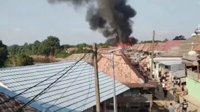 Diduga Korsleting Listrik, 8 Rumah Warga di Desa Teluk Muba Ludes Terbakar
