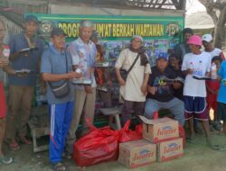 Di Kampung Nelayan Pakis Jaya Karawang, Program Jumat Berkah Wartawan Berbagi Nasi Boks dan Air Mineral 
