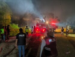 Polsek Banyuasin I Bersama Tim Gabungan Padamkan Karhutla di Mariana