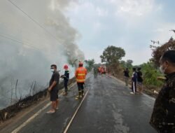 Bupati Toha Hentikan Perjalanan Pantau Langsung Pemadaman Karhutla di Soak Baru