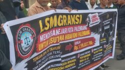 LSM GRANSI menggelar aksi damai di Kejari Palembang terkait dugaan korupsi dana hibah KONI
