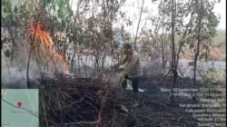 Respons Cepat Karhutla, Polsek Banyuasin III Jinakkan Api di Kebun Karet Warga Seterio