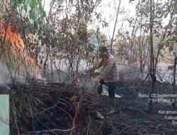 Respons Cepat Karhutla, Polsek Banyuasin III Jinakkan Api di Kebun Karet Warga Seterio