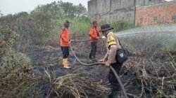 Polisi Bersama MPA Padamkan Karhutla di Desa Sungai Pinang, Api Berhasil Dikendalikan
