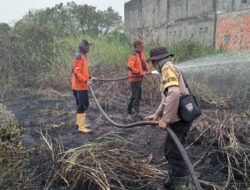 Polisi Bersama MPA Padamkan Karhutla di Desa Sungai Pinang, Api Berhasil Dikendalikan
