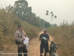 Cegah Karhutla Susulan, Polsek Rantau Bayur Patroli Hingga Bagi Masker Gratis ke Warga