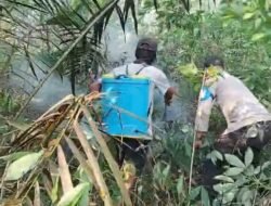 Polsek Air Kumbang Bersama MPA Padamkan Hotspot di Desa Rimba Jaya