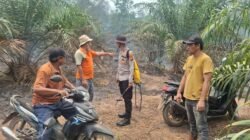 Respons Cepat Pengaduan Warga, Polsek Rantau Bayur Bersama Masyarakat Padamkan Karhutla