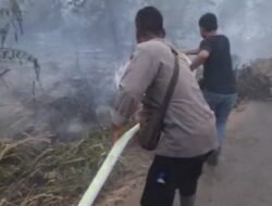 Polsek Air Kumbang Ground Check Hotspot di Desa Sidomulyo, Api Masih Belum Padam