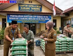 Peduli Warga, Kades Karang Tanding Bagikan Bantuan Beras CPP 30 Kg Per-KPM