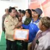 Dukung Program GEMAR TUGAS dan Tekan Stunting, Bupati Askolani Salurkan Bantuan Perkebunan dan Peternakan