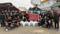 TEBAR KEBAIKAN, FORUM CAKAR SRIWIJAYA BAGIKAN RATUSAN NASI SIAP SAJI KEPADA MASYARAKAT