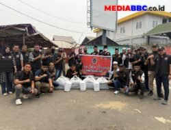 TEBAR KEBAIKAN, FORUM CAKAR SRIWIJAYA BAGIKAN RATUSAN NASI SIAP SAJI KEPADA MASYARAKAT