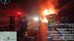 Truk Bermuatan Paket J&T Terbakar di Jalintim KM 37 Banyuasin, Polisi Lakukan Pengaturan Lalu Lintas