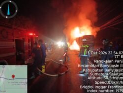 Truk Bermuatan Paket J&T Terbakar di Jalintim KM 37 Banyuasin, Polisi Lakukan Pengaturan Lalu Lintas
