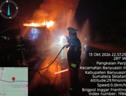 Truk Bermuatan Paket J&T Terbakar di Jalintim KM 37 Banyuasin, Polisi Lakukan Pengaturan Lalu Lintas