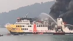 BREAKING NEWS: Kapal KMP Batu Mandi Rute Bakauheni-Merak Terbakar Saat Hendak Sandar, Penumpang Dievakuasi 
