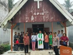 Polsek Lalan Kawal Ibadah Minggu Kasih, Jamin Kenyamanan Umat Kristiani di Daerah Perairan Muba