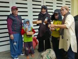 Libatkan Perempuan Jagatara, PJBW Bagikan 100 Paket Makanan di Tebet dan Kuningan